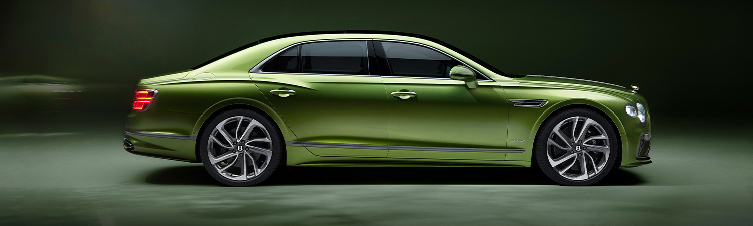 Side profile of the new hybrid Flying Spur Speed in Tourmaline Green and new Speed directional wheels