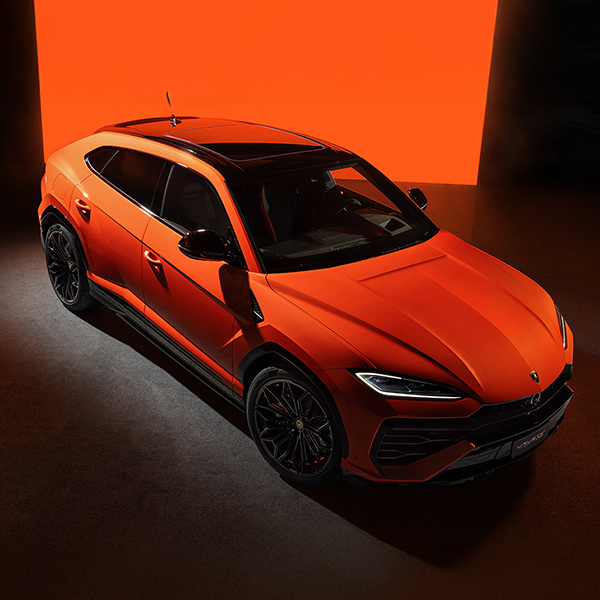 Top view of the Lamborghini Urus SE in a studio setting