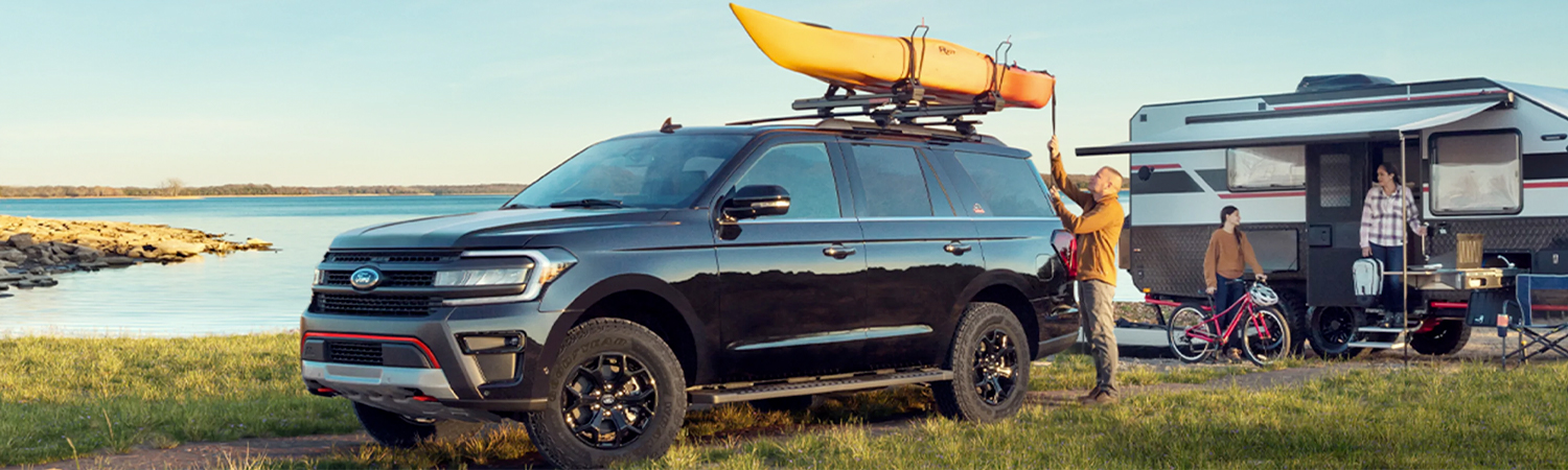 Ford with a kyak on top