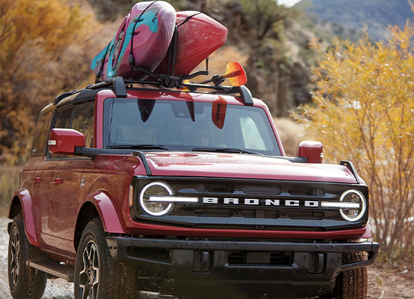 ford bronco with kyaks on top